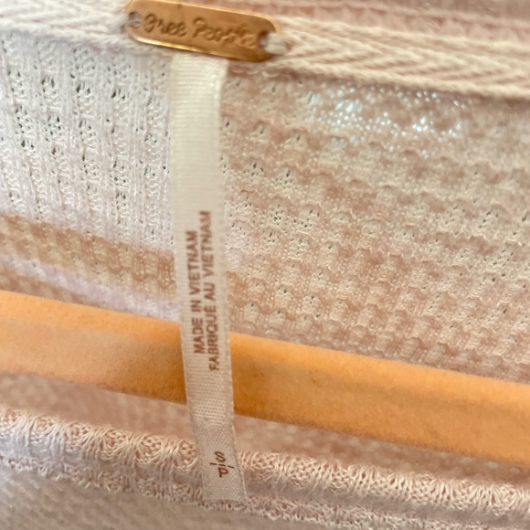 Free people top…loose sleeved with elastic cuffs. - Picture 4 of 5